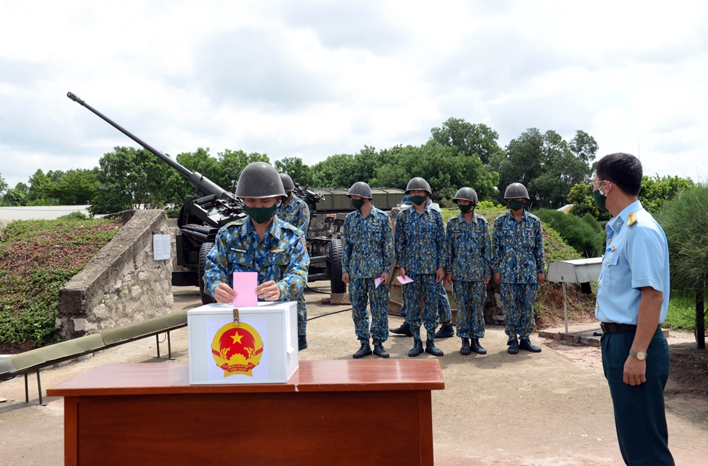 Các pháo thủ vừa luyện tập các tình huống chiến đấu, vừa sẵn sàng thực hiện quyền công dân trong ngày bầu cử. Trong buổi sáng, sau khi kết thúc bầu cử tại đơn vị, tổ bầu cử Trung đoàn 230 đã đưa thùng phiếu phụ đến trận địa để các chiến sĩ trực tại mâm pháo hoàn thành trách nhiệm của cử tri đối với đất nước.